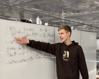 Yehor Korotenko donnant un cours de mathématiques